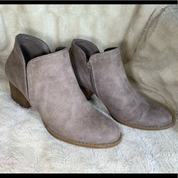 fergie bianca ankle boot